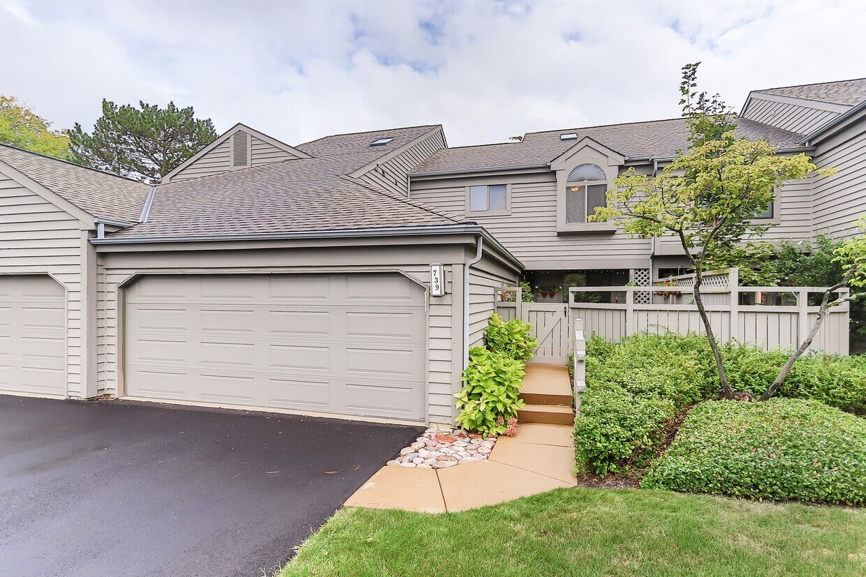 739 Golf Ln, Lake Barrington, IL 60010 Townhome Rentals in Lake
