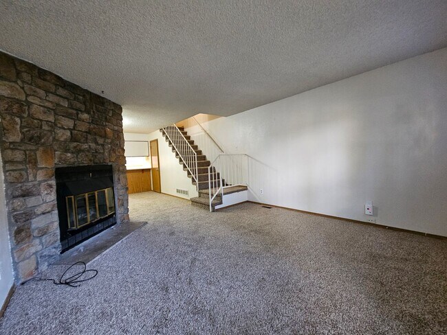 Foto del edificio - Spacious 2 Bed Townhome w/ Fenced Yard & N...