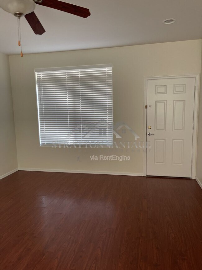 Foto del edificio - 1327 E Weatherby Way