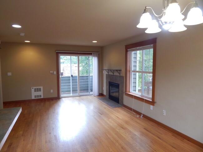 Foto del edificio - 3 bd 3 bath townhouse in Seattle/Lake City...