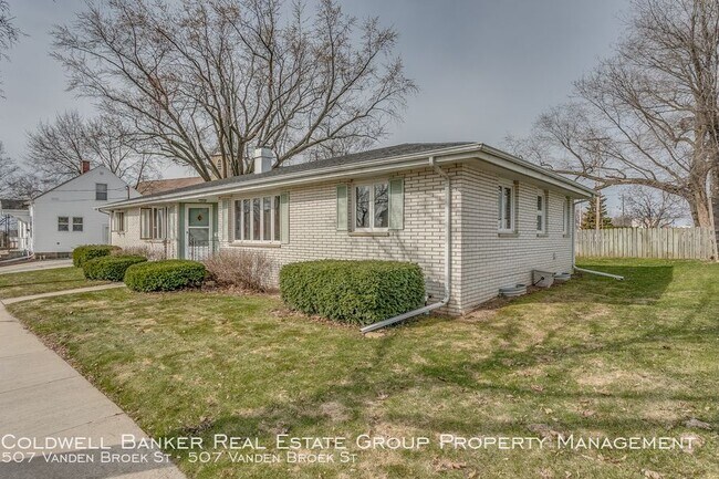 Building Photo - 507 Vanden Broek St