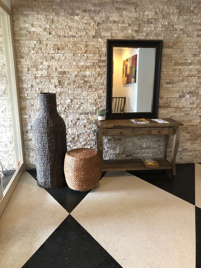 Lobby - 2150 Lakeshore Ave