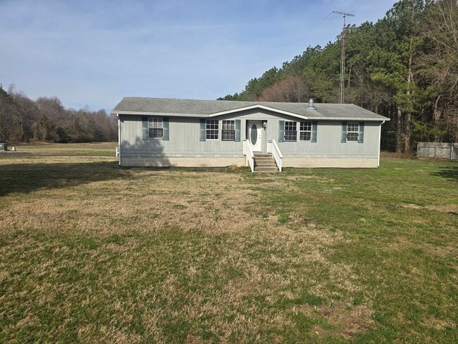 Building Photo - 3 bedrooms and a large yard