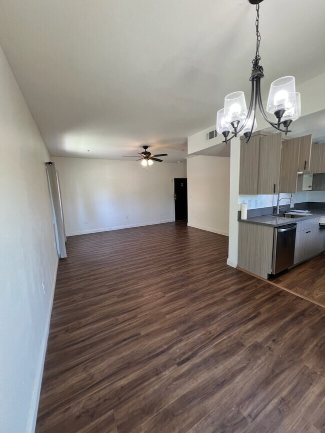 Foto del edificio - 14655 Vanowen St