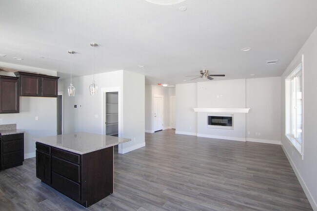 Building Photo - Modern Home Loaded with Amenities!