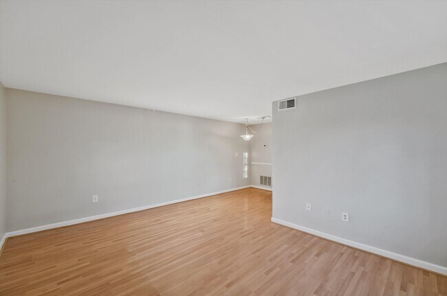 Foto del edificio - 704 S Arlington Mill Dr