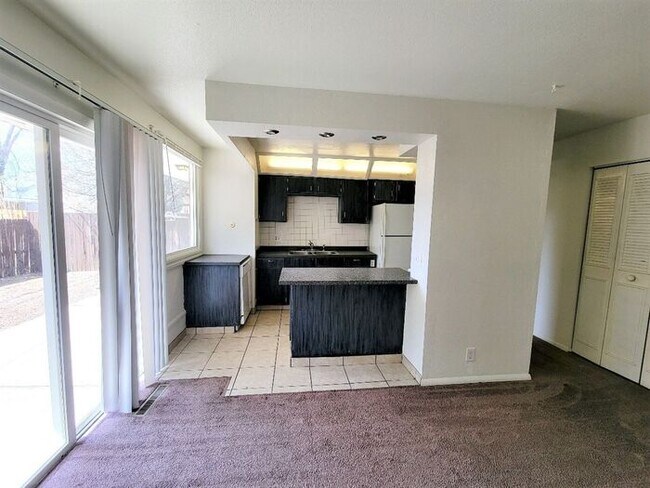 Foto del edificio - Charming 2-Bedroom Duplex | Limited-Time O...