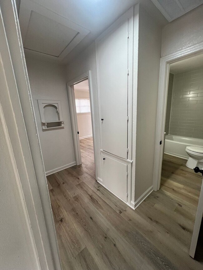 Foto del edificio - 4-bedroom, 1.5-bathroom rent house located...