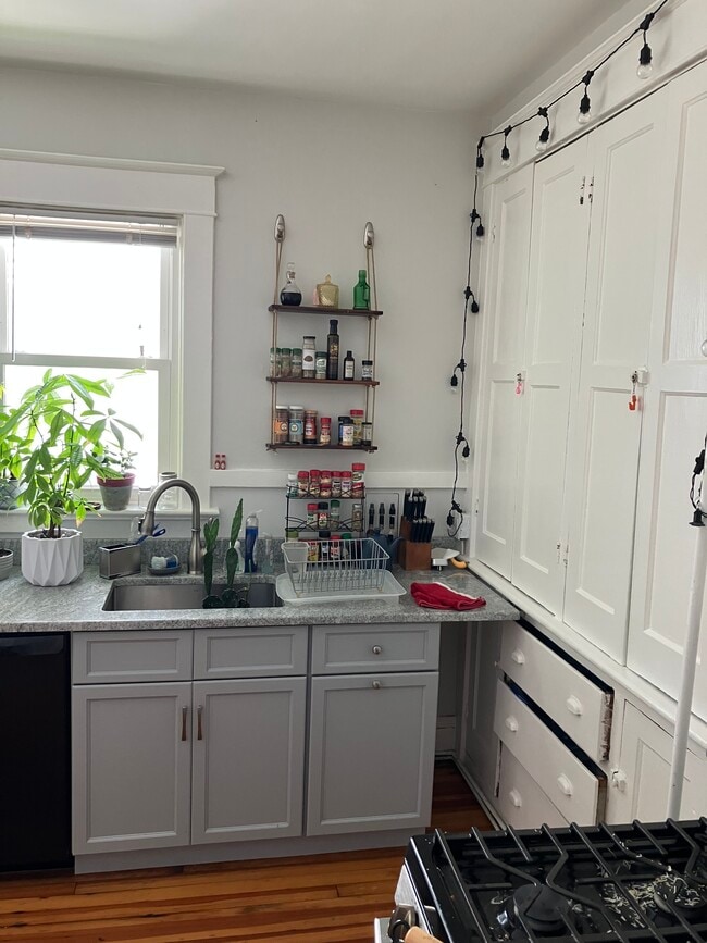 Building Photo - 640 Morris St