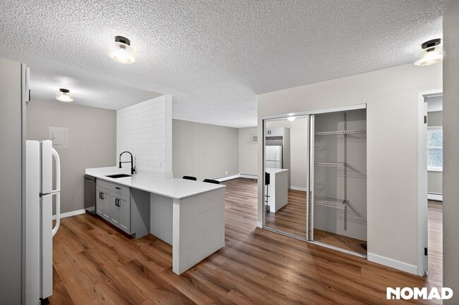 Building Photo - 1250 Golden Cir