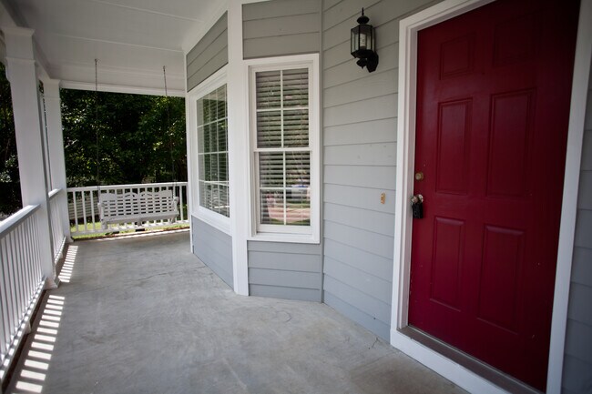 Foto del edificio - Spacious 3-Bedroom Ranch with Versatile Living Spaces and Modern Comforts