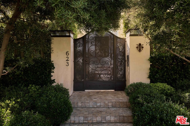 Building Photo - 623 Alta Dr