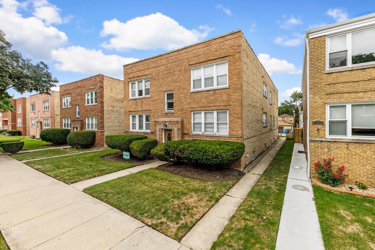 Primary Photo - 2626 W Balmoral Ave
