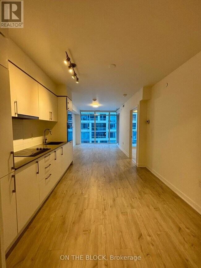 Building Photo - 27 Bathurst St