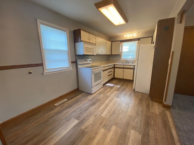 Building Photo - 3 Bedroom house w/Large Fenced in Yard!!