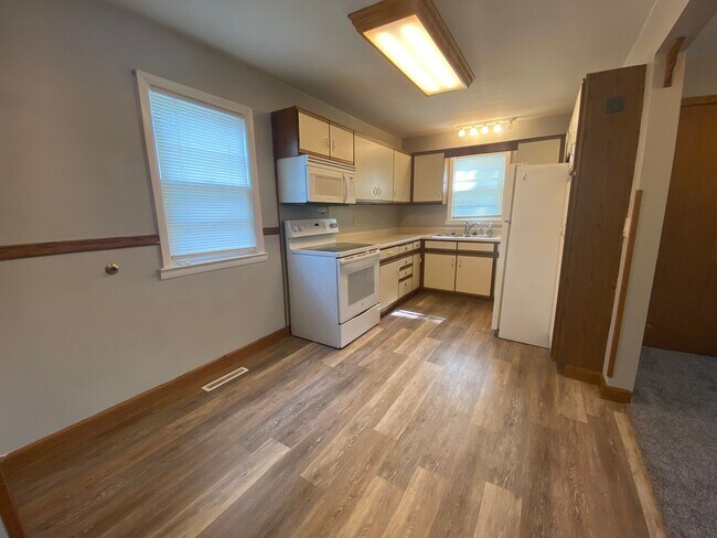 Foto del edificio - 3 Bedroom house w/Large Fenced in Yard!!