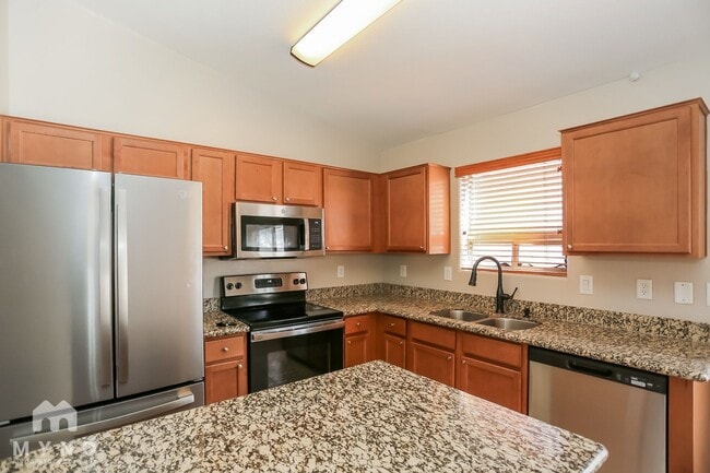 Building Photo - 41613 W Sunland Dr