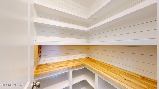 Foto del edificio - 257 Windermere Way