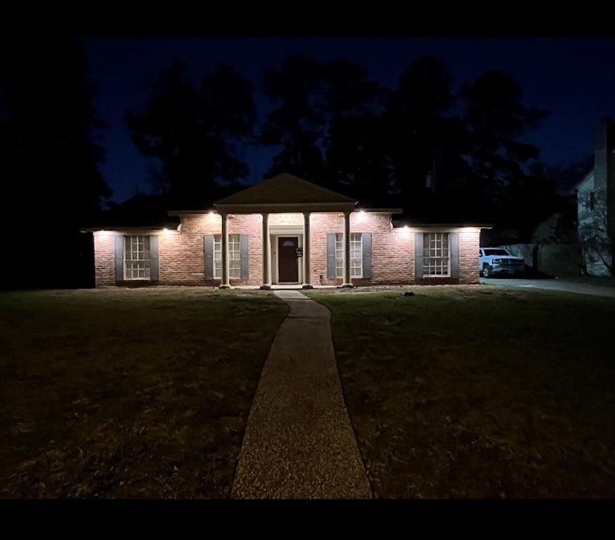 Foto principal - 5803 Pinewood Springs Dr