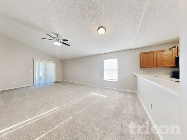 Foto del edificio - 4231 Hanging Moss Dr