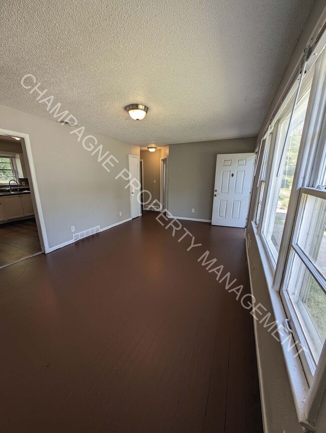 Building Photo - Small Update Single Family Home