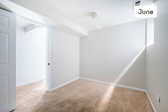 Foto del edificio - ROOM ONLY in 4-bed/3.0-bath Home