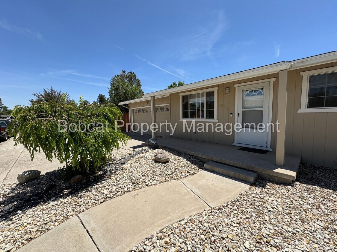 Foto principal - 3 Bed, 2 Bath, Home Located in Gardnerville