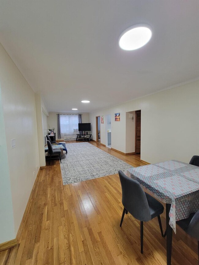 Foto del edificio - 6441 Saunders St