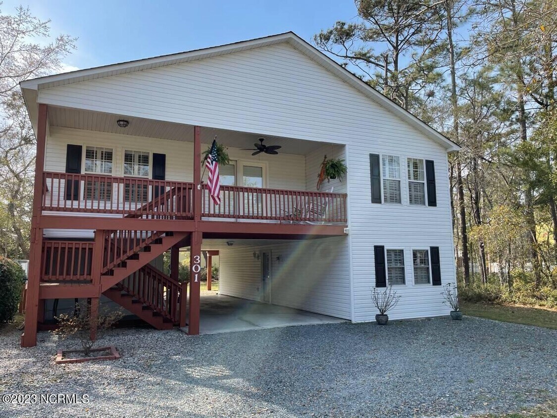 301 NE 61st St, Oak Island, NC 28465 House Rental in Oak Island, NC