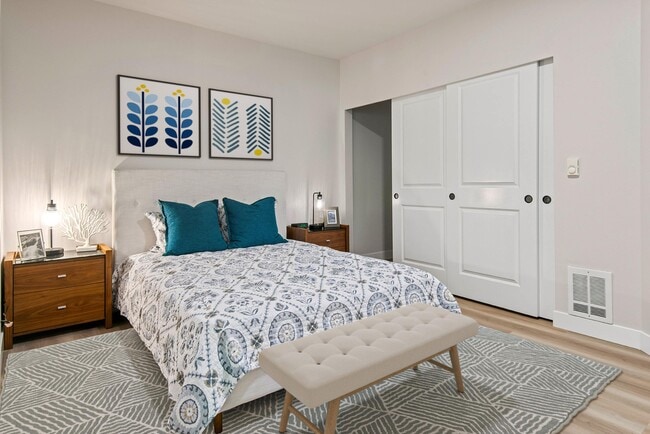 Building Photo - Queen Anne Collection