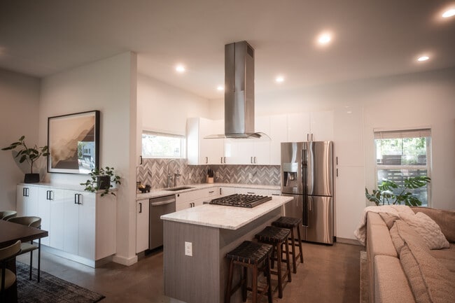 Building Photo - 903 Garden Villa Ct