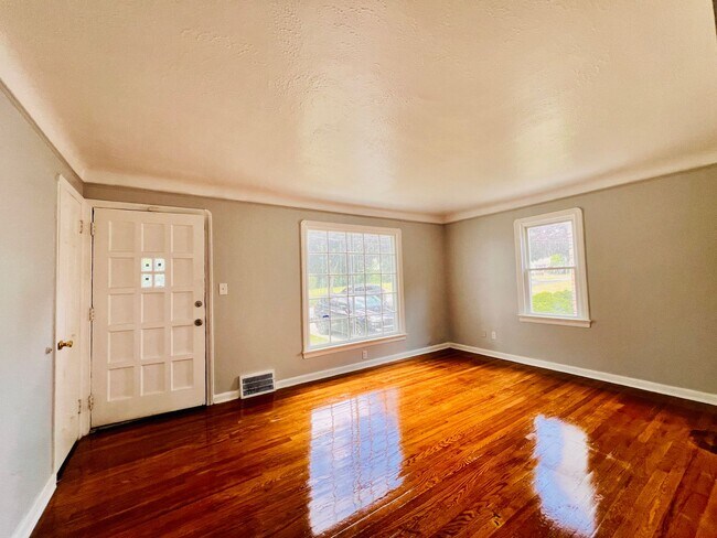 Building Photo - 8606 Rosewood Ave