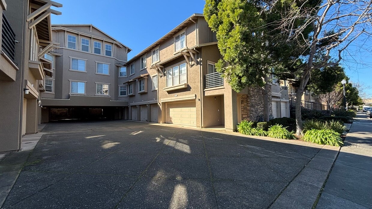 Primary Photo - Nice 2 Bed townhouse style condo with prim...