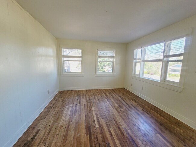 Foto del edificio - CUTE 2/1 w/ Wood Floors, Spacious Yard, W/D Hookups, & New Kitchen! Bike to FSU/FAMU! $1225/month...
