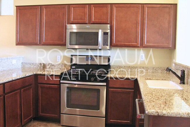 Building Photo - Gorgeous 3-bedrooms, 2-baths home in the b...