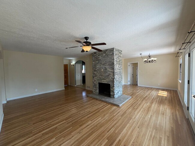 Building Photo - Spacious 4 Bedroom 2 Bathroom Home In The NE Heights!