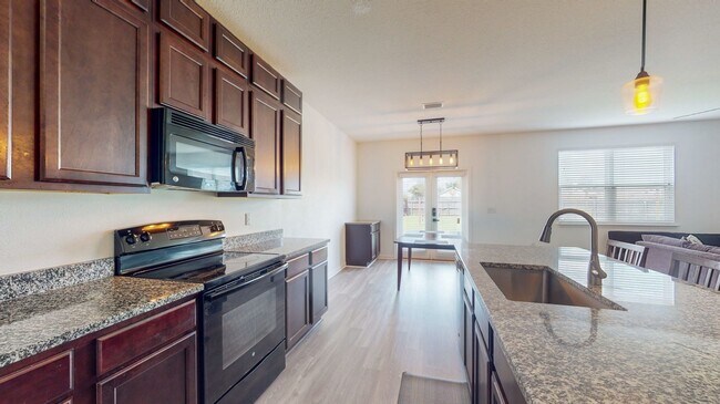 Foto del edificio - Welcome to your spacious and inviting 5-be...