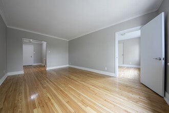 Building Photo - 5005 Av Macdonald