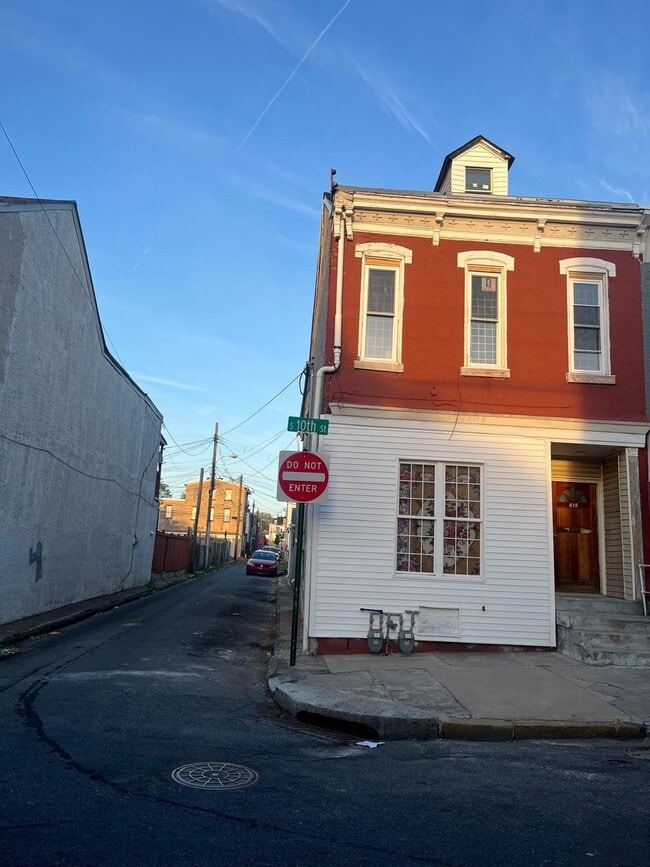 Building Photo - 415 S 10th St