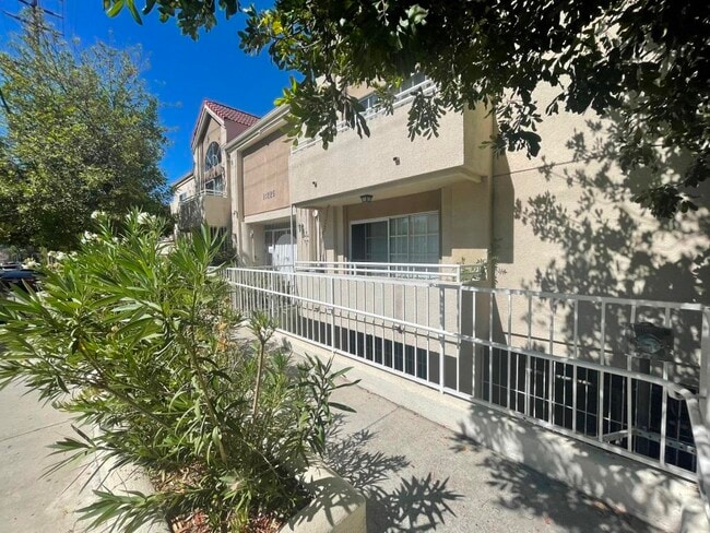 Building Photo - 10225 Hillhaven Ave