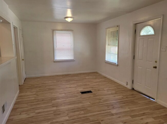 Foto del edificio - Charming Two Bedroom Home with Bonus Room ...
