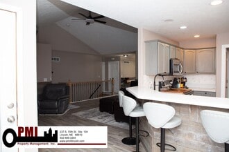 Building Photo - 815 Larkspur Dr