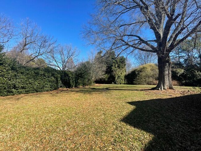 Foto del edificio - Spacious 3-bedroom home located in Charlotte. $300 off on two months' rent!