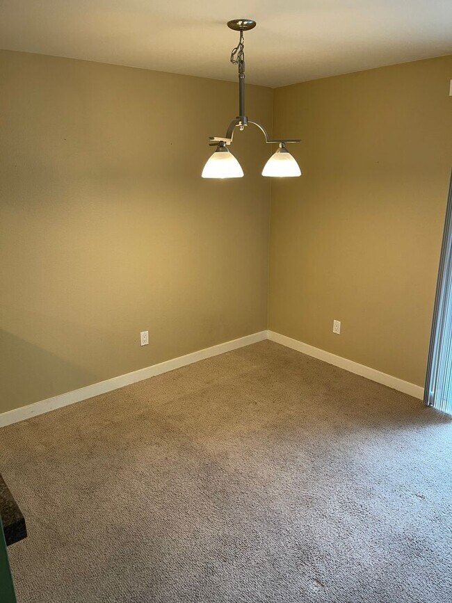 Foto del edificio - Spacious, Top Floor 2 Bed 2 Bath w/Pool an...