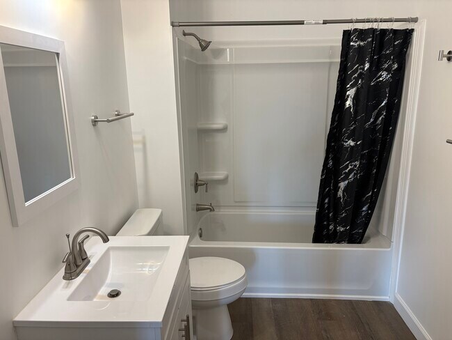 Baño principal con bañera - 1328 Shepherd St