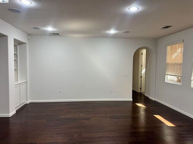 Building Photo - 6042 W Branch Rd