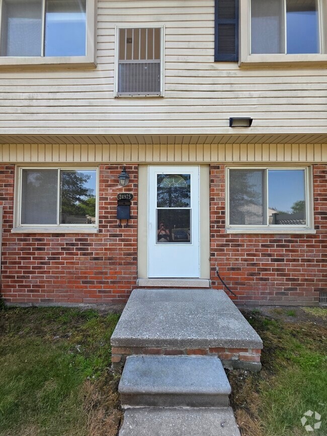 Building Photo - 24975 Mayfair St