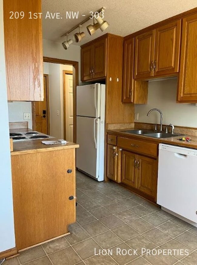 Building Photo - Spacious 2-Bedroom Haven in Osseo for $1,2...