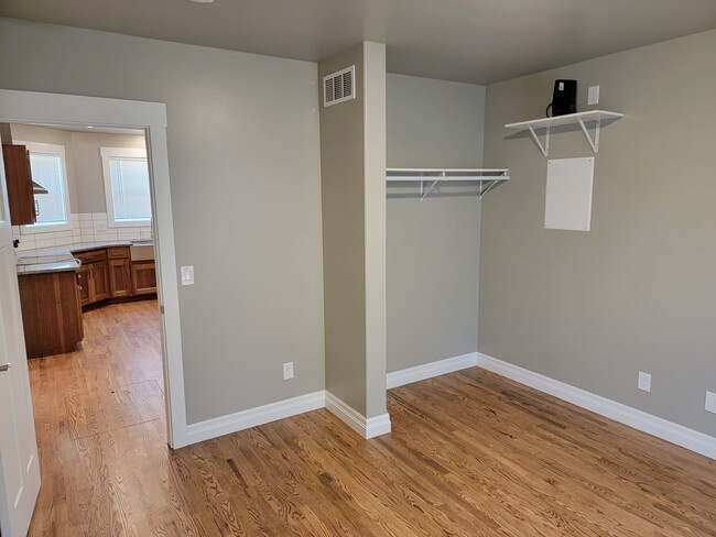 Building Photo - 512 Moro St