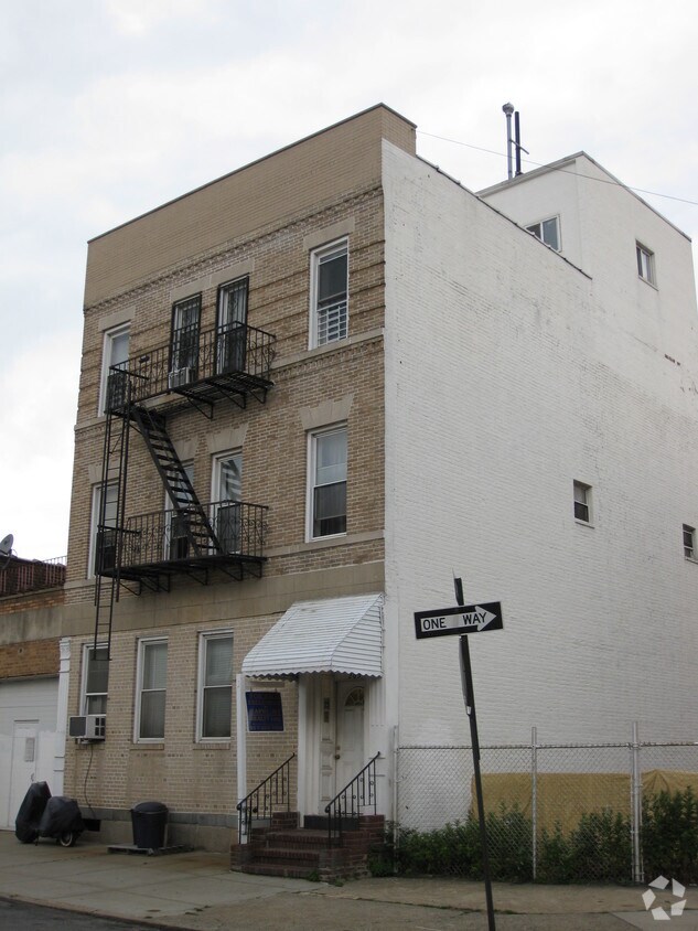 Building Photo - 265 N 9th St